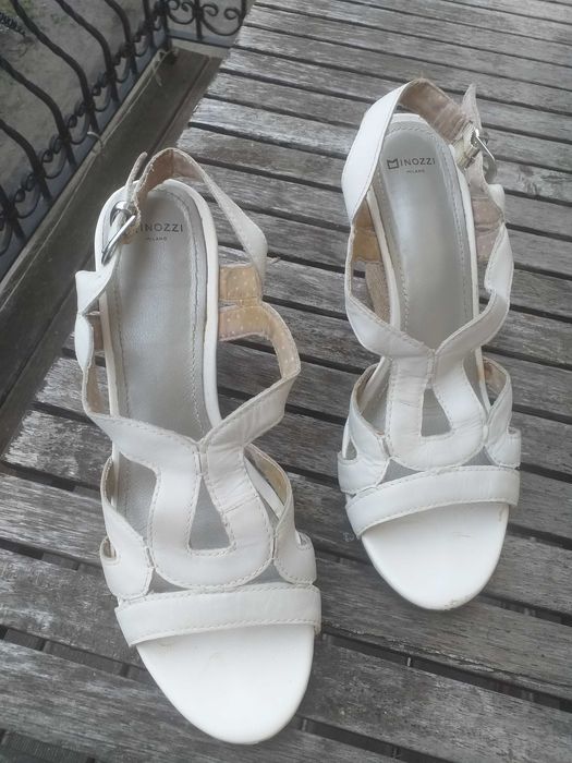 Sandały na koturnie