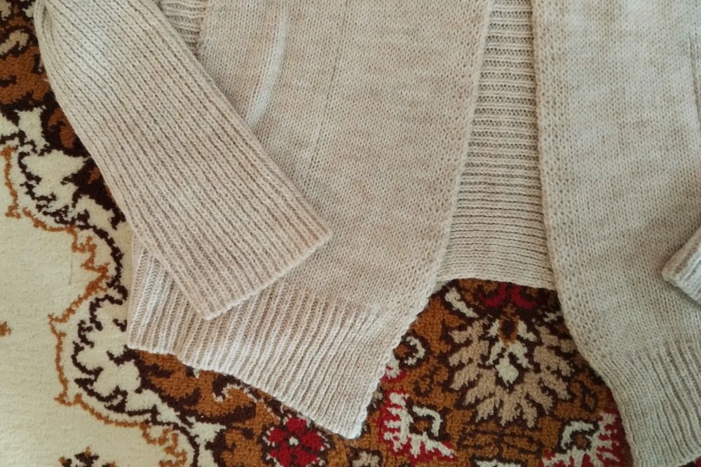 Sweterek beżowy na guzik roz. M.