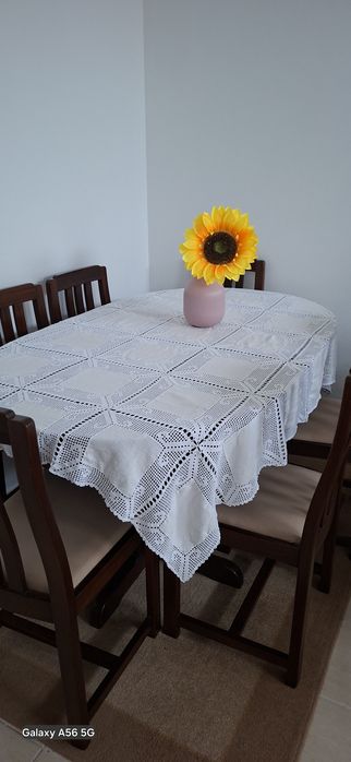 Mesa de jantar em mogno extensiva ,com 6 cadeiras em otimo estado consevadissimo .Madeira macissa. Retirada por conta do comprador. Peniche .