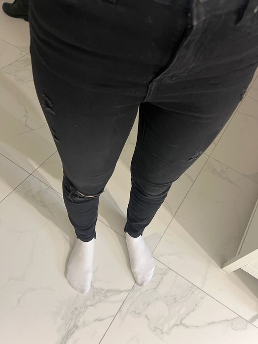 Jeansy z dziurami Reserved