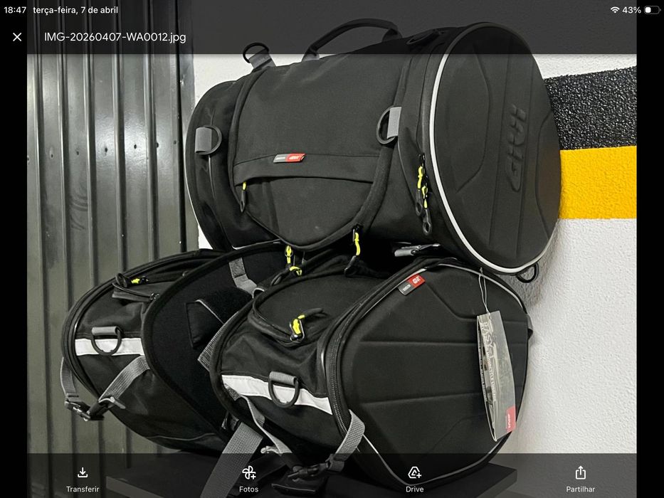 Alforges Laterais e Mala de Cauda Cilíndrica marca Givi