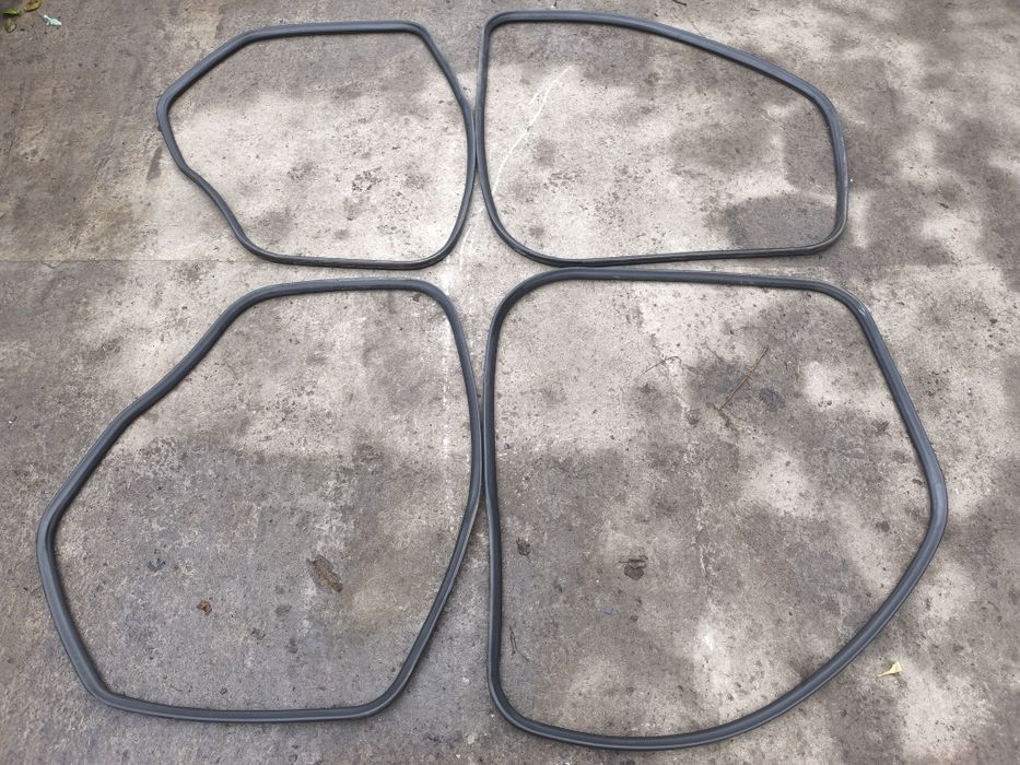 Продам уплотнители дверей на audi a4 b5