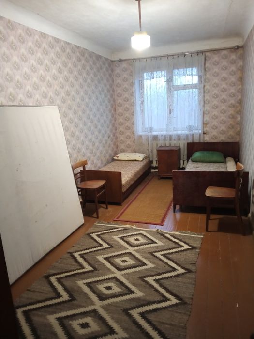 Оренда двокімнатної квартири київська 63 на любий термін.