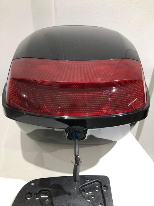 Top case preta 20L NOVA para 1 capacete com base