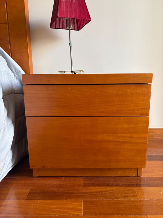 Conjunto de cama, colchão e mesas de cabeceira