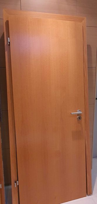 Porta de madeira maciça