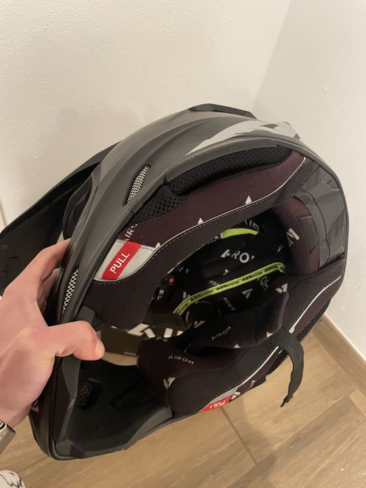 Capacete Airoh Twist 3 preto