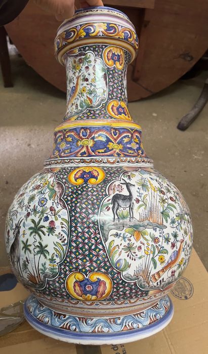 Vaso com pintura estilo século XVII
