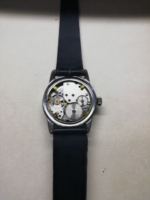 Relógio de pulso usado corda manual.