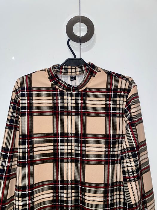 Stylowy sweter w kratę z dlugim rekawem