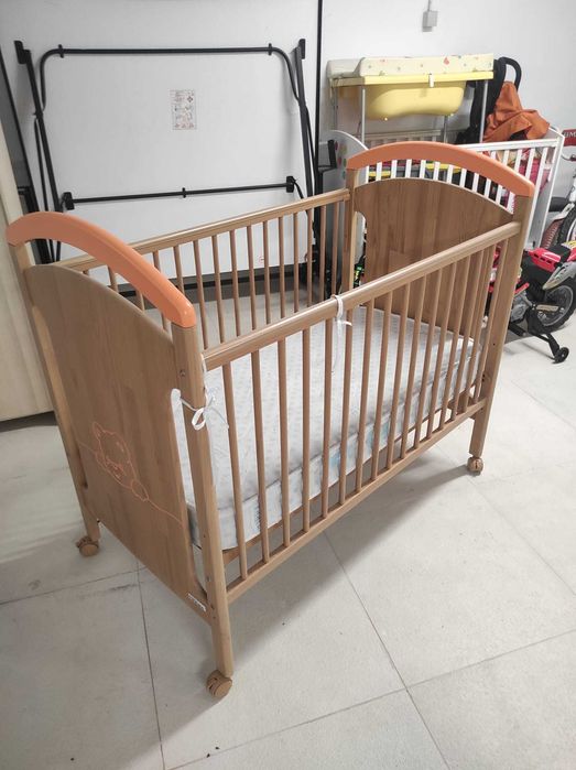 Cama para bebé em madeira pode acompanhar com colchão (+25€)