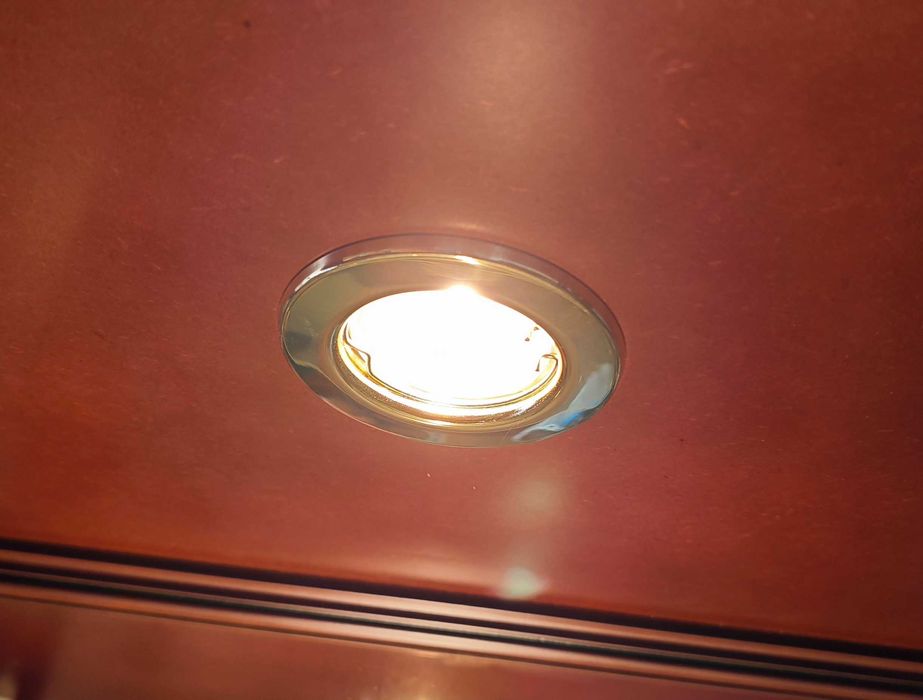 Vitrine Cristaleira com Luz, Gaveta e Vidros das Portas com Detalhes