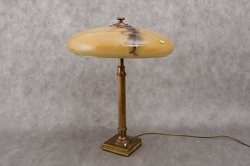 Mosiężna lampa stołowa z marmoryzowanym kloszem Meissen lata 40. XX w.