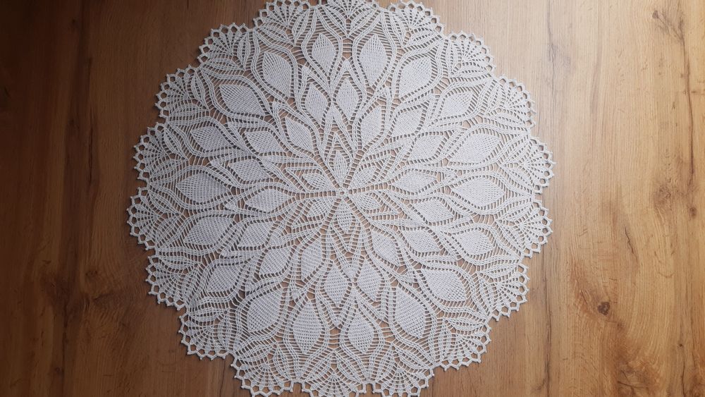 Serweta biała okrągła szydełkowa rękodzieło o śred.65 cm