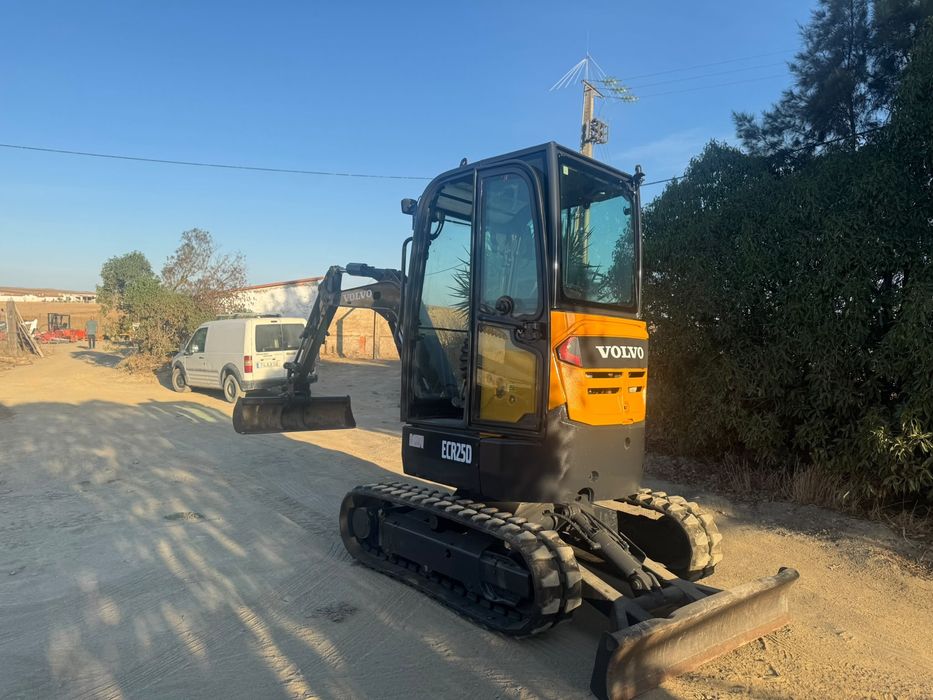 Volvo ECR25D (2.5T), 2018, 4400h, 3 baldes engate rápido, CEE, entrega