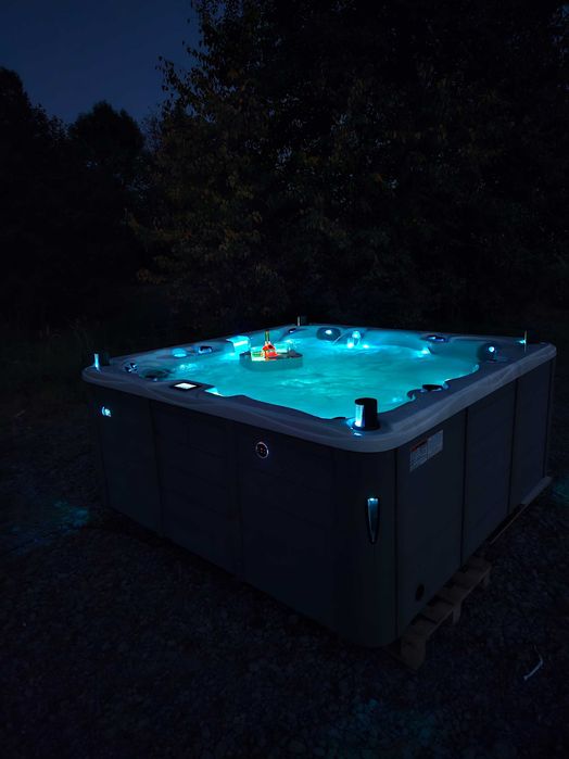 Mocne jacuzi z subwooferem - 91 dysz i 4 pompy