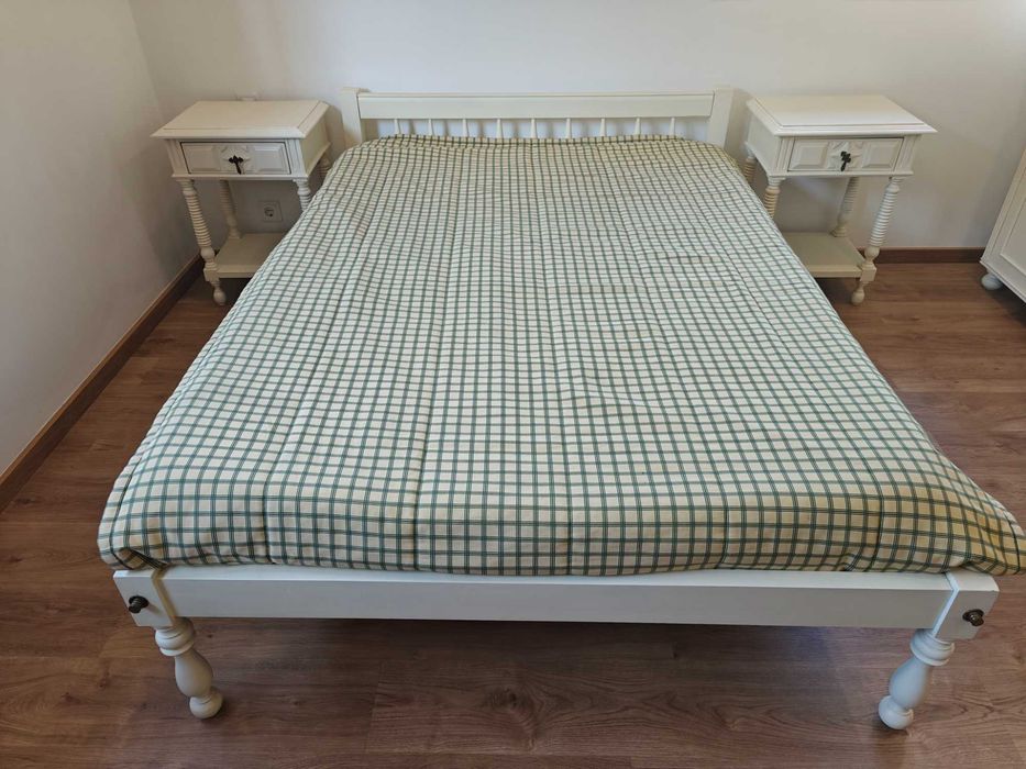 Mobília de quarto - Cama, 2x Mesas Cabeceira, Cómoda