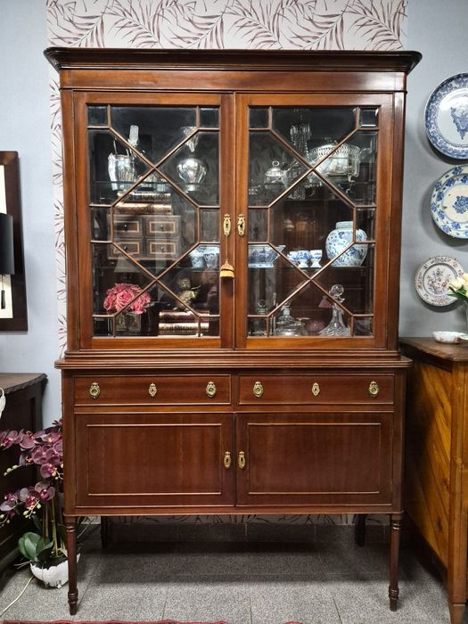 Cristaleira Clássica em Mogno - Elegância e Sofisticacão Atemporal.