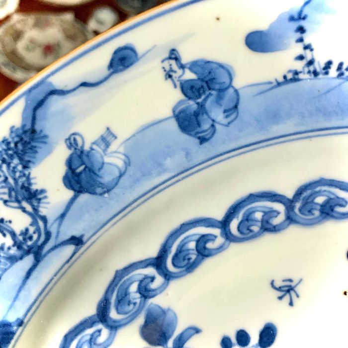 Prato de porcelana chinesa antiga, c. 1720, período Kangxi, com pavão