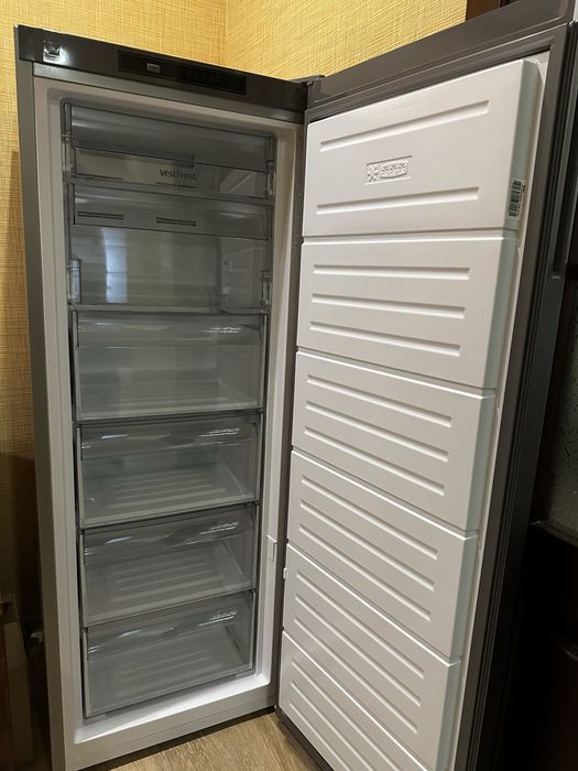 Морозильна камера Vestfrost CMFN144X