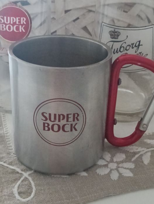 Copos e pequena caneca colecionáveis