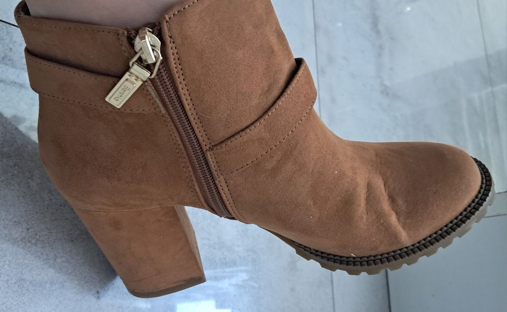 Botki kozaczki krótkie zamsz miodowe Bershka 41