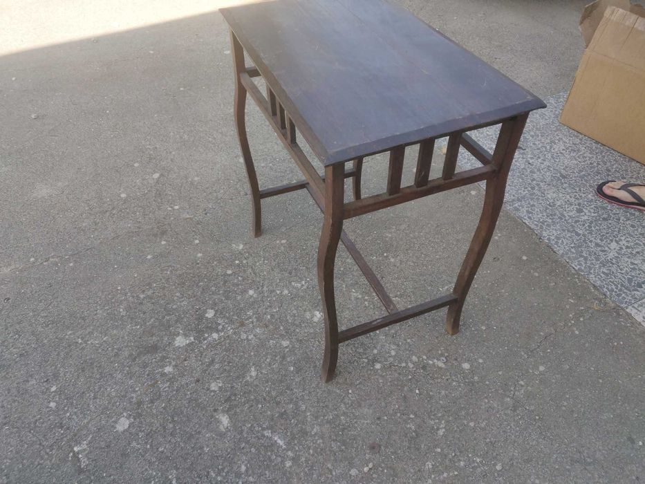 Mesa pequena de madeira