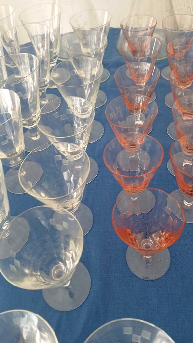 Serviço vintage de 35 Copos com 2 Garrafas – Cristal Lavrado (37 Pçs)