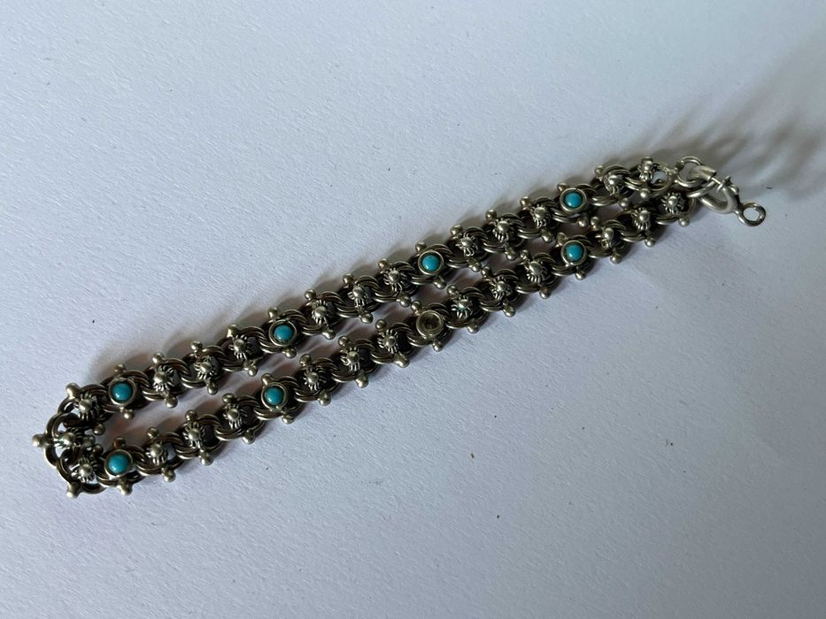 Pulseira em prata antiga trabalhada e com pedras azuis