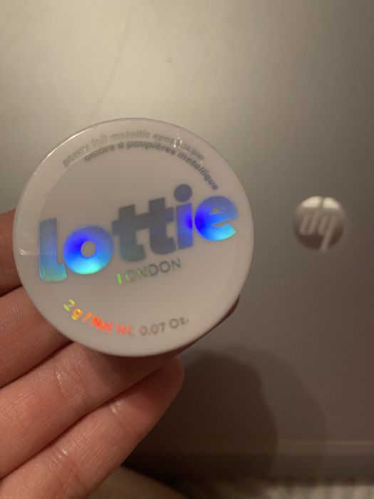 Nowy cień do powiek metaliczny