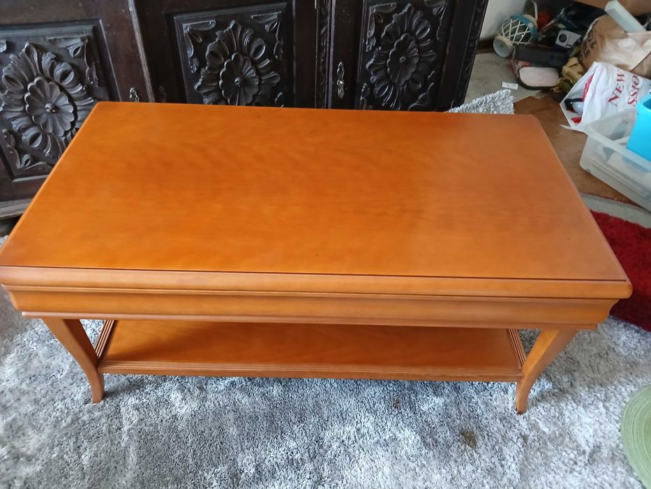 Mesa de centro com gaveta