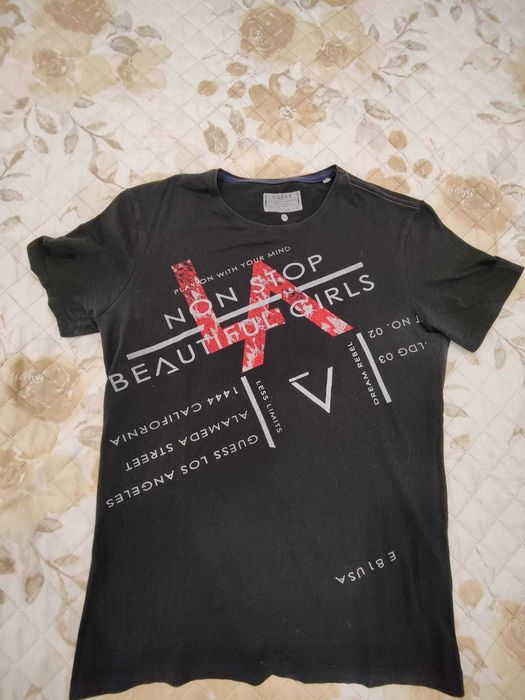 T-shirt Guess tam. L em excelente estado