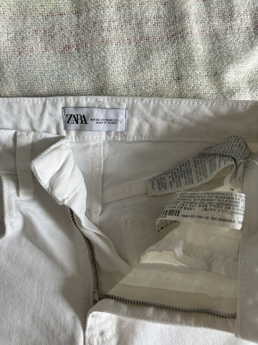 Biale spodnie jeansowe zara
