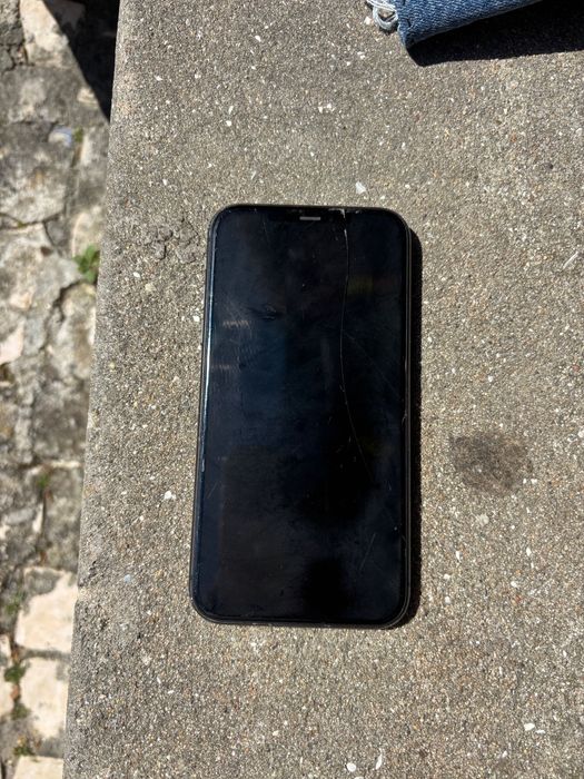 Iphone 11 —> Preto, 68GB