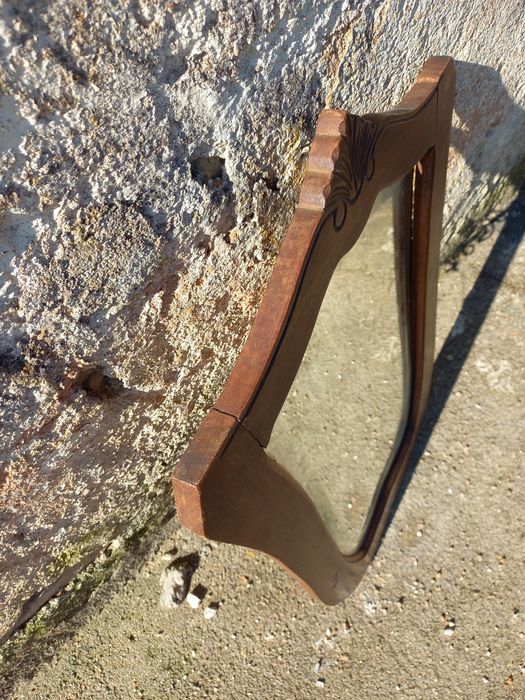 Espelho antigo com moldura em madeira