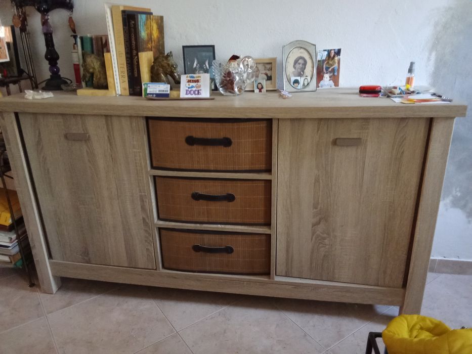 Aparador com três gavetas de madeira e dois compartimentos fechados,