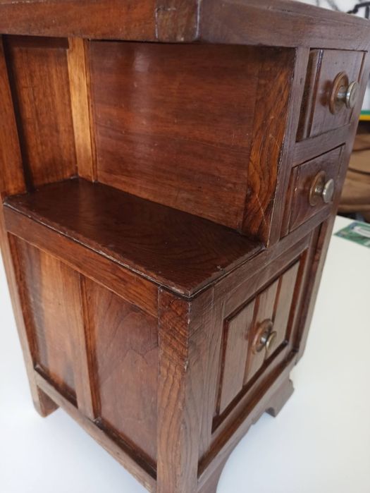 Mesinha de cabeceira Restaurada com pedra mármore