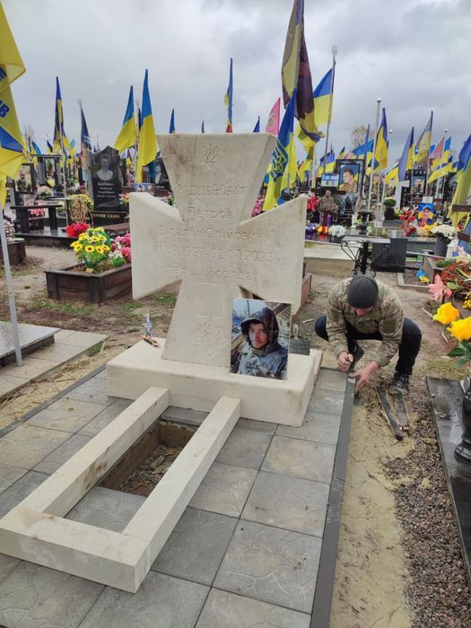 Памʼятник з натурального каменю