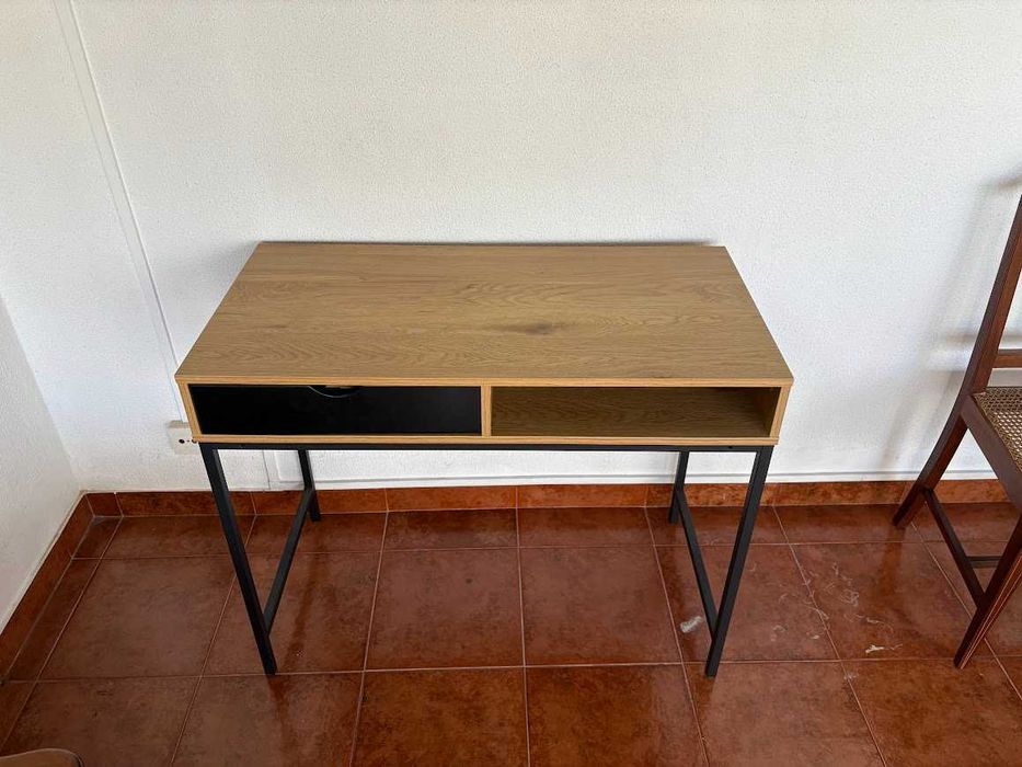 Secretária de quarto