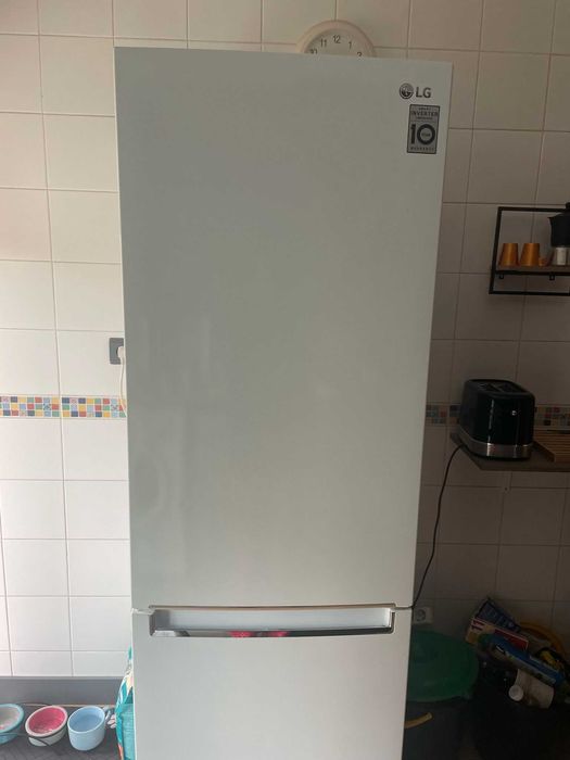 Frigorífico Combinado Usado com 3 anos. Apenas tem um pequeno toque