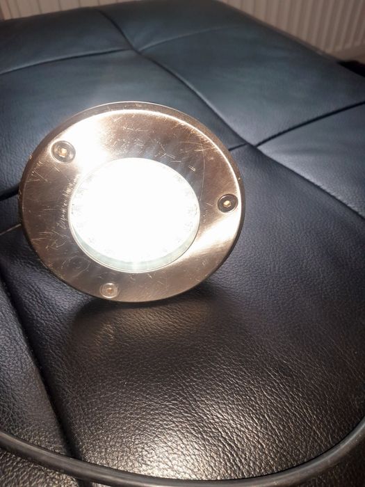 Lampa  montowana w kostkę brukową.