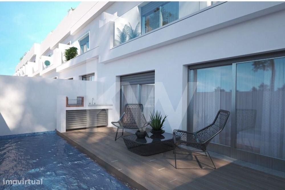 Moradia T3 geminada com linhas contemporâneas, com Piscina e carport n