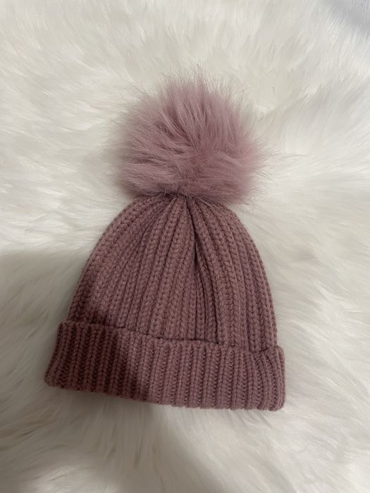 Zimowa czapka z pomponem, plecioną