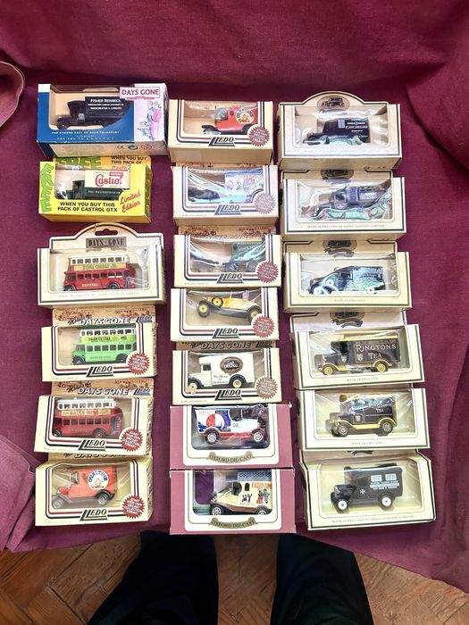 Carros miniatura Lesney e Days Gone