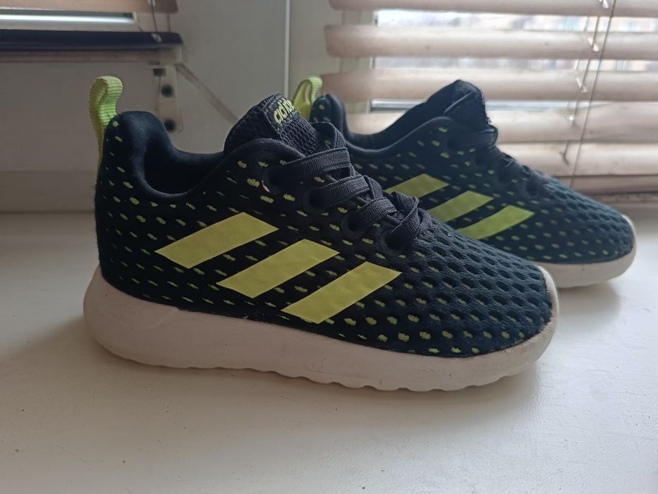 Продам детские кроссовки