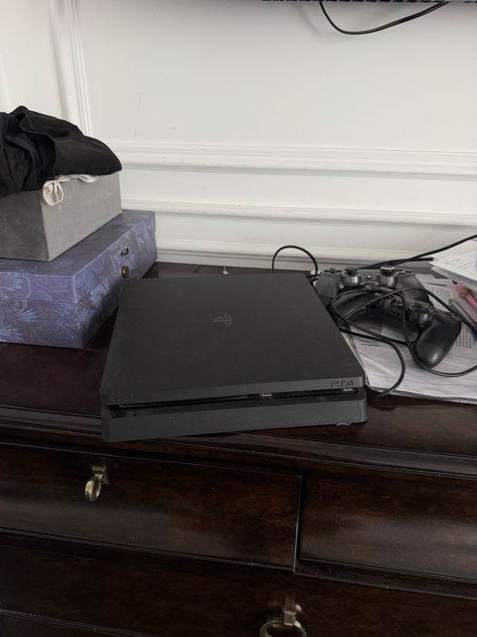 Sony PlayStation 4 Slim 1TB + 2 джойстики DualShock 4