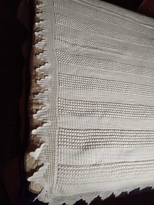 Colcha feita à mão em croché, com um design delicado e textura única