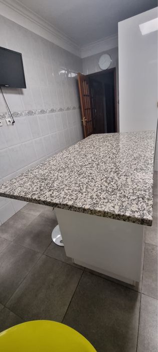 Vendo tampo em pedra granito rosa monção para ilha ou mesa.