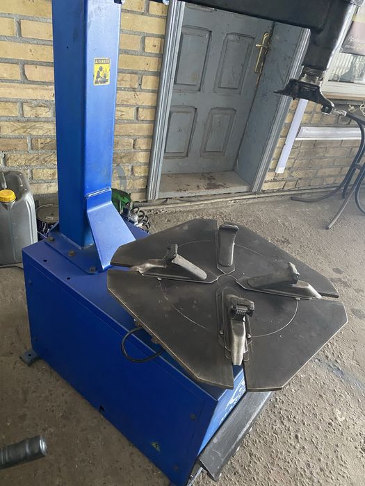 Шиномонтажний станок