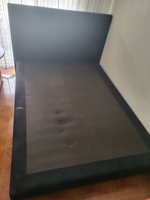Cama de casal preta